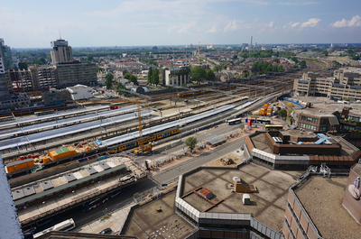 821440 Overzicht van het noordelijke gedeelte van het Centraal Station te Utrecht, vanaf de Radboudveste, met op de ...